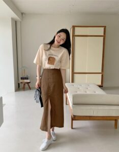 phối áo t-shirt với váy xẻ tà